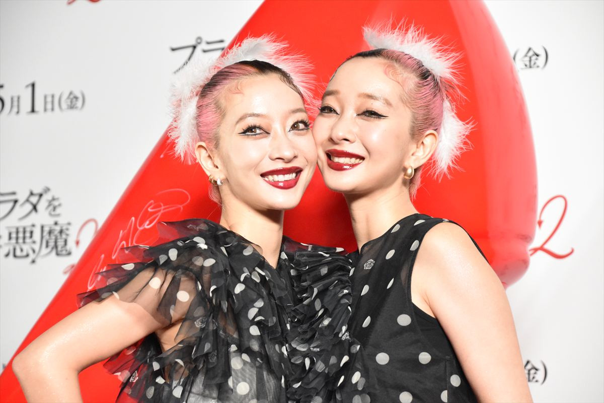 TWICE・MOMO＆SANA『プラダを着た悪魔２』をイメージした真っ赤なドレスで登場！ジャパンアンバサダーに就任