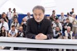 第79回カンヌ国際映画祭フォトコールに登場した『黒牢城』黒沢清監督