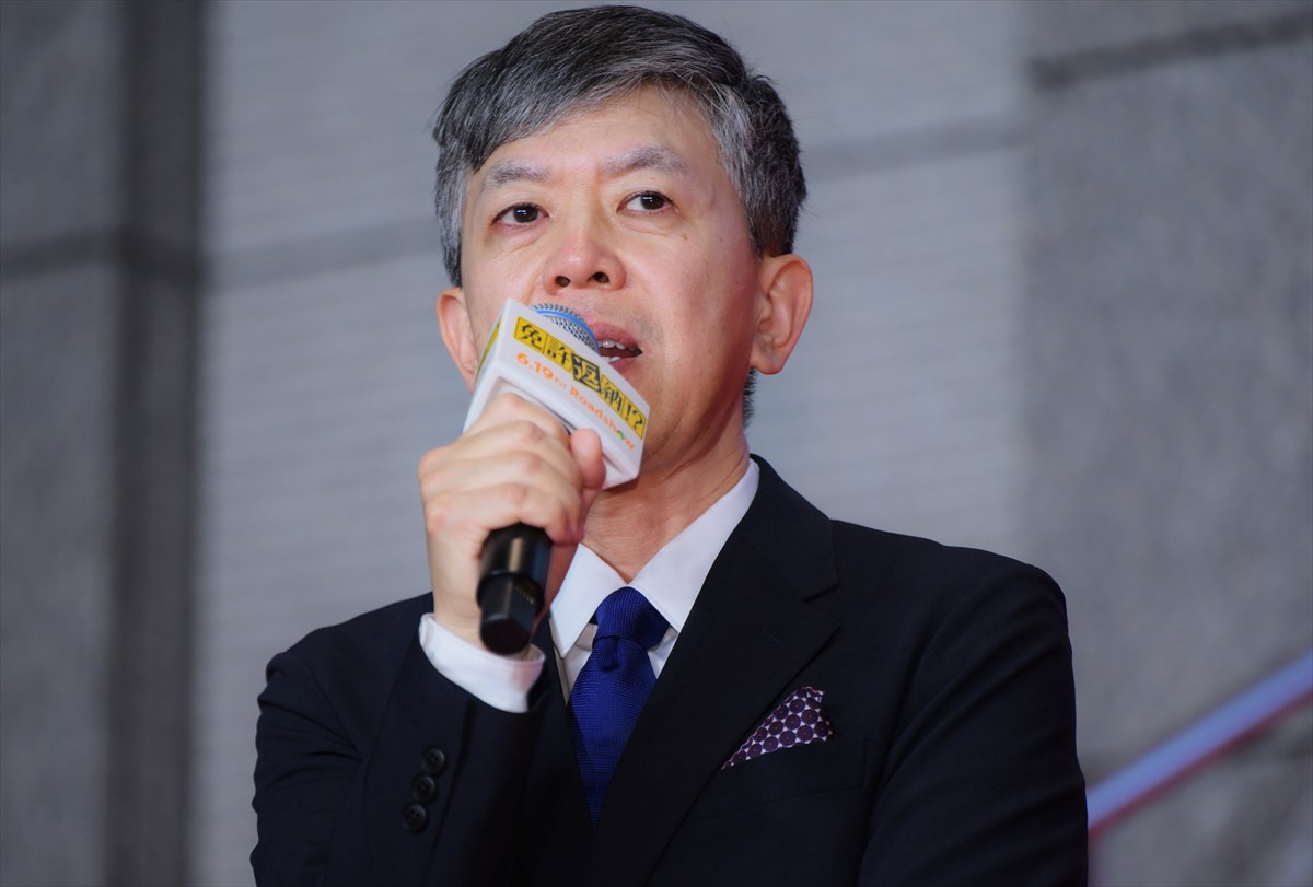 舘ひろし、ドレス姿の西野七瀬を華麗にエスコート！ 「この映画は西野君にかかっています」