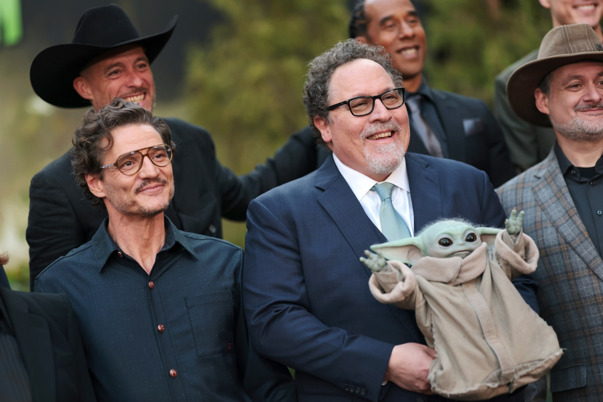 (左から）ペドロ・パスカル、ジョン・ファヴロー、グローグー　映画『スター・ウォーズ／マンダロリアン・アンド・グローグー』ワールドプレミア