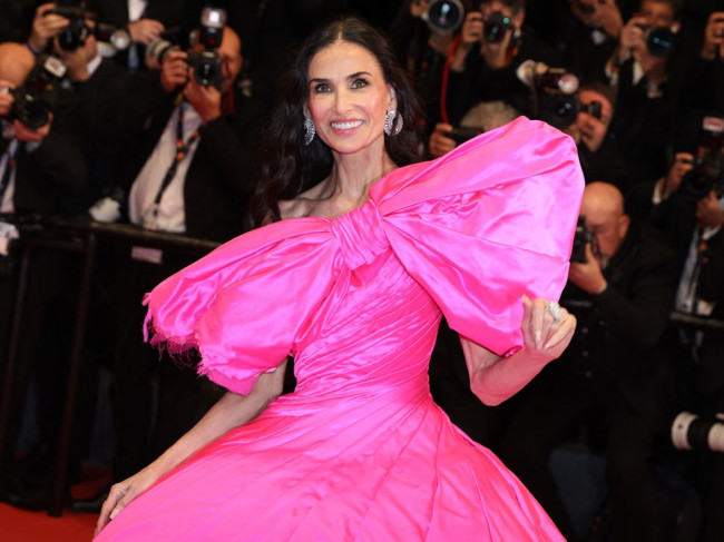 デミ・ムーア、巨大リボンのピンクドレスで圧巻の装いを披露