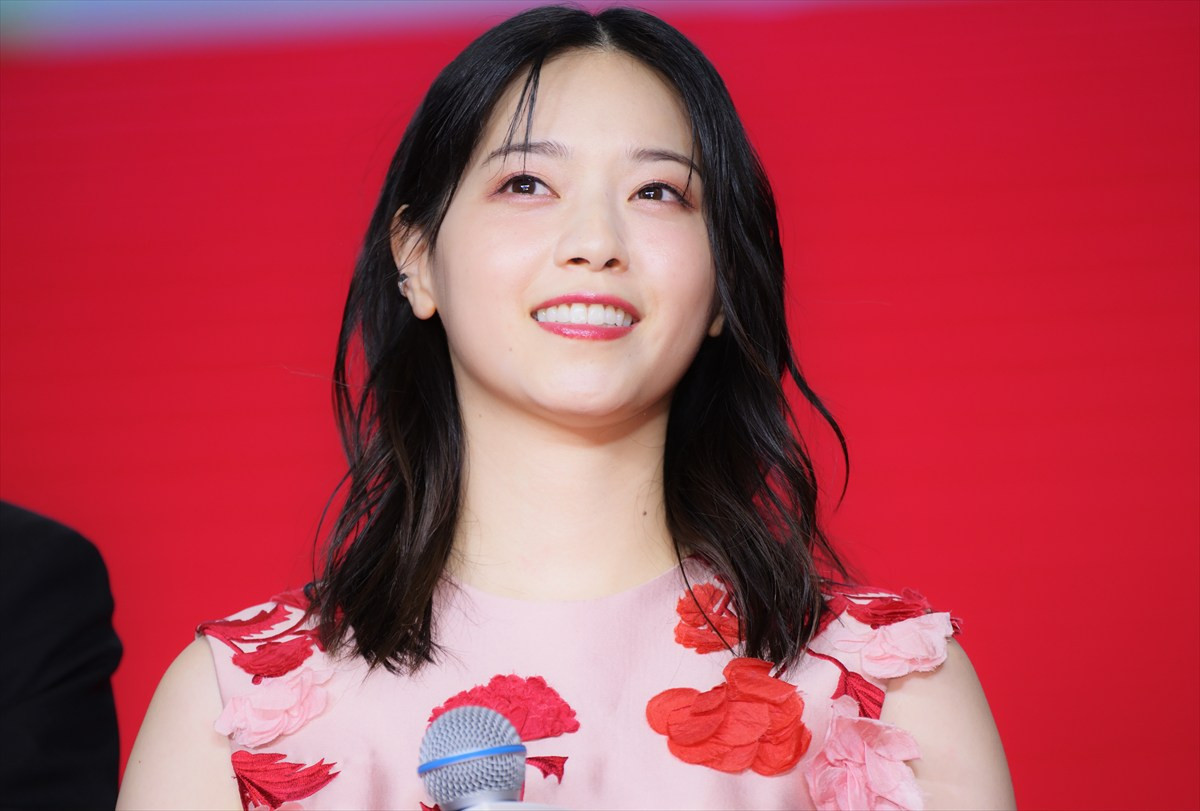 舘ひろし、ドレス姿の西野七瀬を華麗にエスコート！ 「この映画は西野君にかかっています」