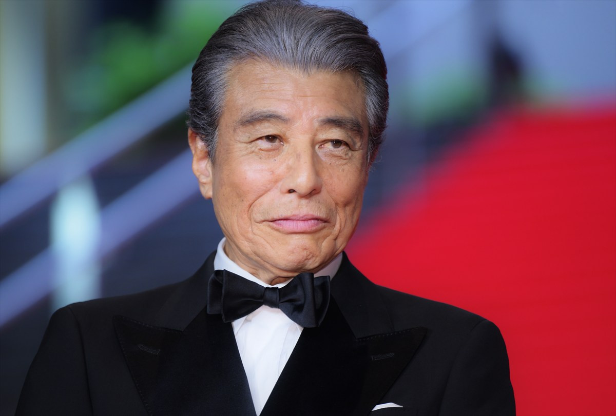 舘ひろし、ドレス姿の西野七瀬を華麗にエスコート！ 「この映画は西野君にかかっています」