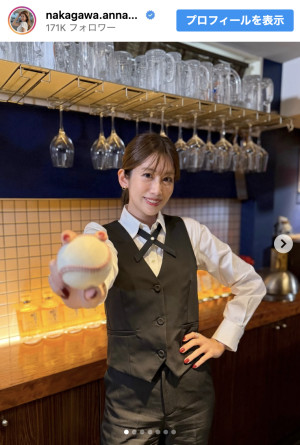 バーテンダーに扮した中川安奈　※「中川安奈」Instagram