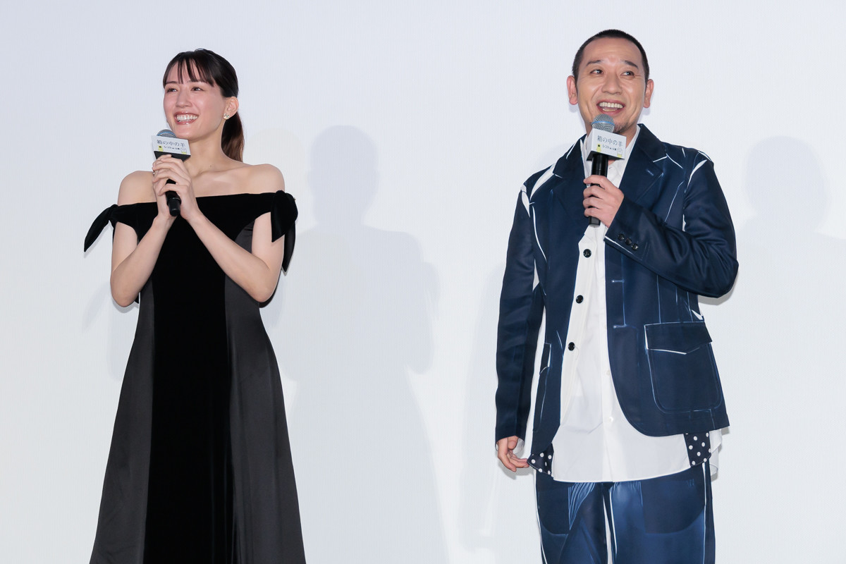 綾瀬はるか、肩出しブラックドレスで登場　千鳥・大悟は膝枕シーンを回顧「にやつかないのは相当すごいこと」