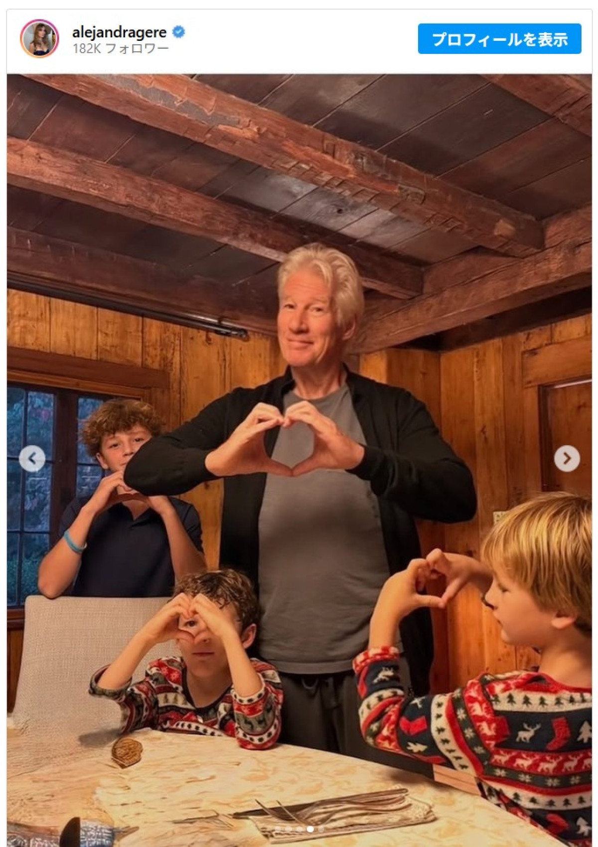 リチャード・ギアの妻アレハンドラ・シルバ、母の日に家族写真を投稿　※「アレハンドラ・シルバ」Instagram