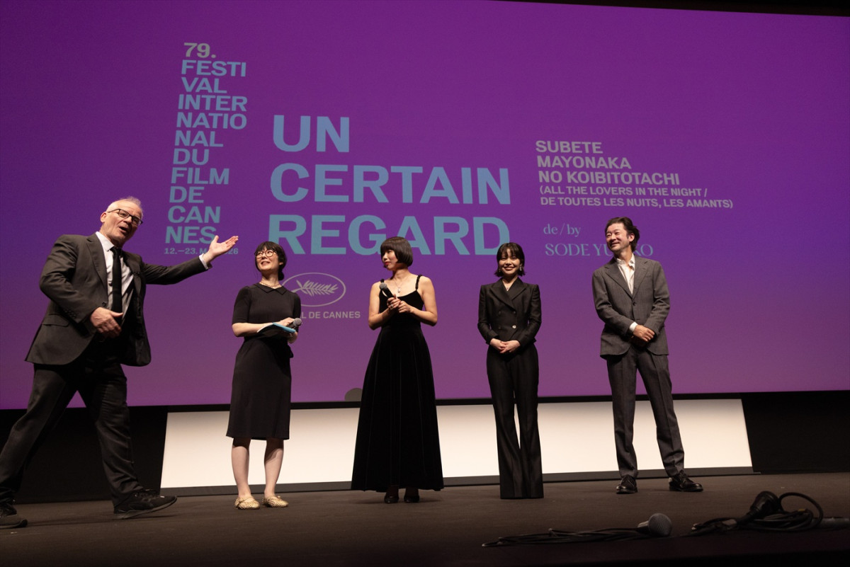 岸井ゆきのがカンヌ初参加！　映画『すべて真夜中の恋人たち』公式上映のスタオベに浅野忠信がガッツポーズ
