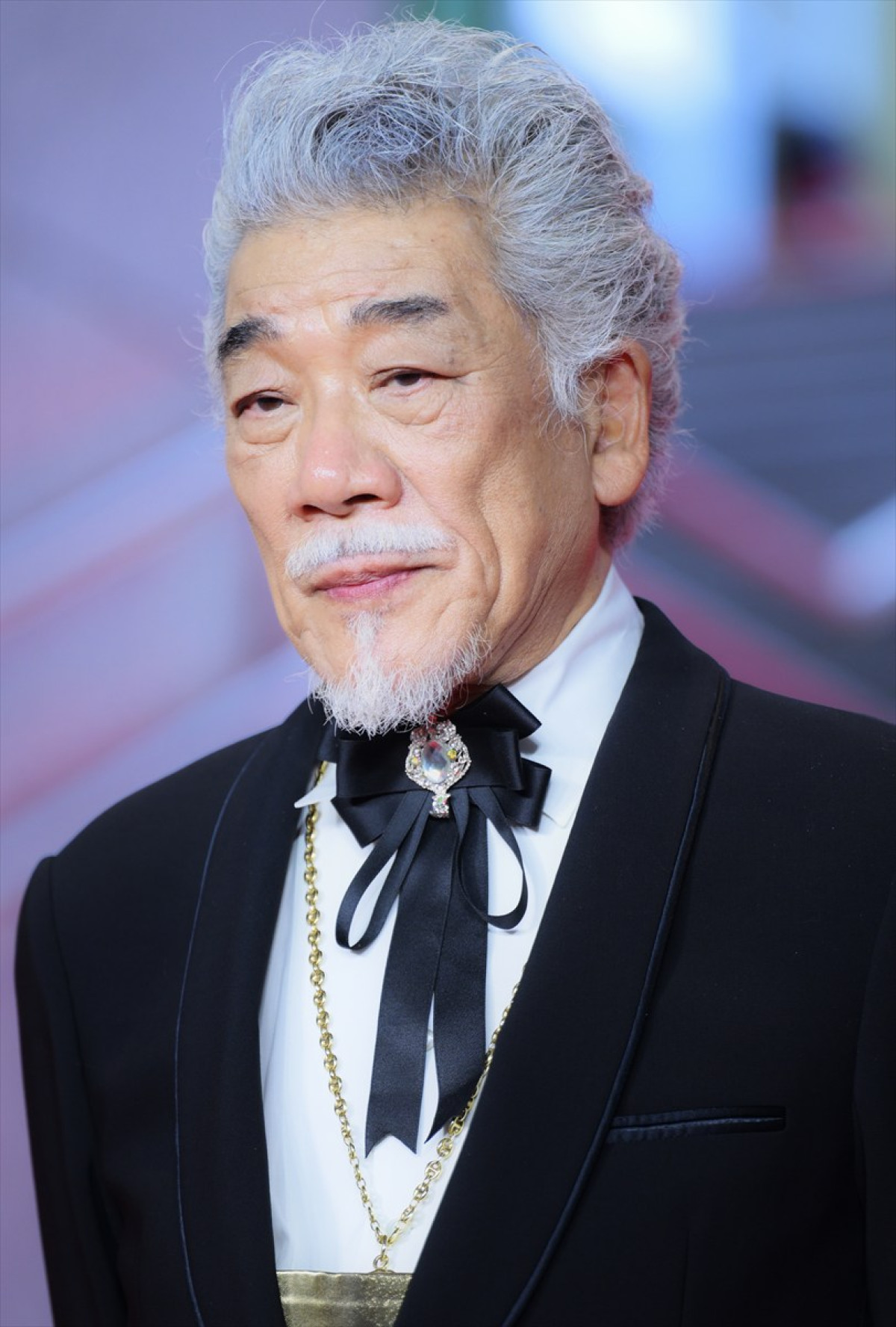 舘ひろし、ドレス姿の西野七瀬を華麗にエスコート！ 「この映画は西野君にかかっています」