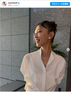 いつもよりモードな雰囲気に仕上がった望月理恵　※「望月理恵」Instagram