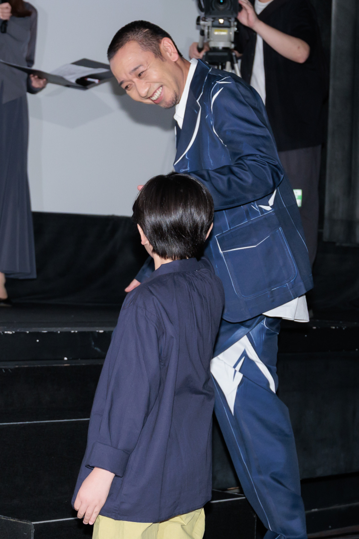 綾瀬はるか、肩出しブラックドレスで登場　千鳥・大悟は膝枕シーンを回顧「にやつかないのは相当すごいこと」
