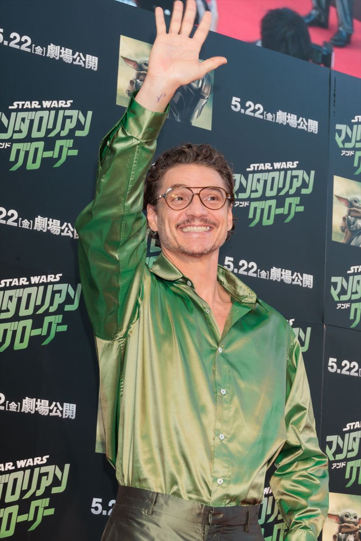 中島裕翔、結婚後初の公の場　 “大切な人を守る”和傘を『スター・ウォーズ』ペドロ・パスカルらにプレゼント