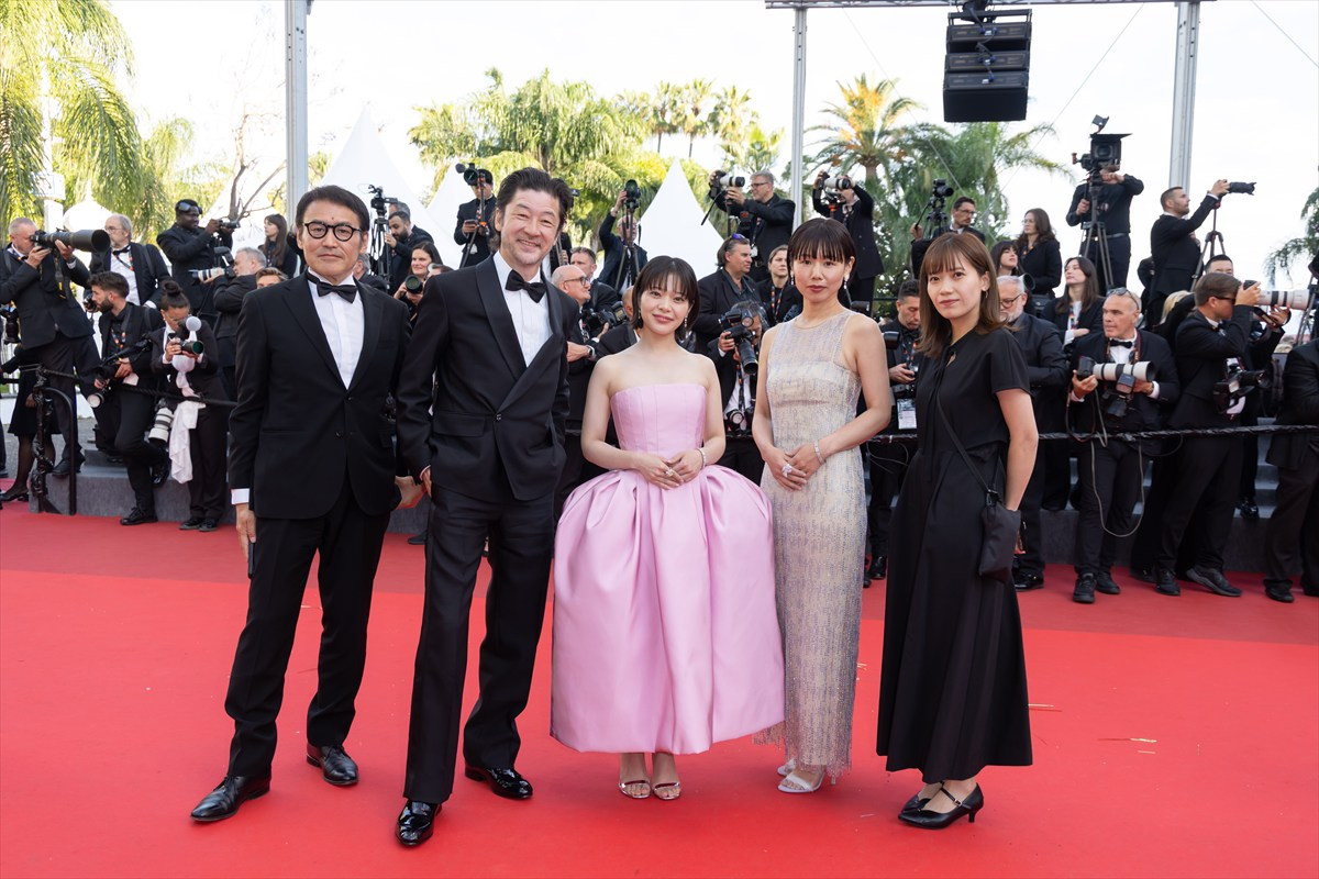 岸井ゆきの、ピンクのかれんなドレスでカンヌ初レッドカーペット登場　浅野忠信＆岨手由貴子監督と
