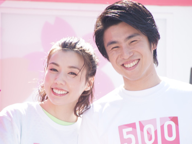 仲里依紗（左）と中尾明慶（右）　（2019年撮影）