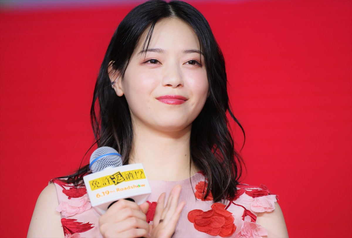 舘ひろし、ドレス姿の西野七瀬を華麗にエスコート！ 「この映画は西野君にかかっています」