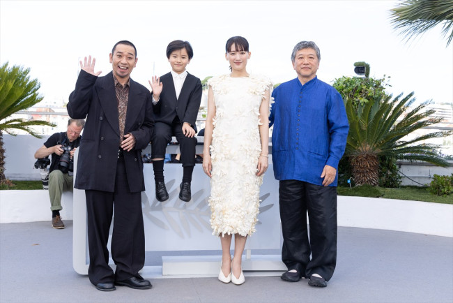 第79回カンヌ国際映画祭『箱の中の羊』フォトコールに出席した（左から）大悟、桑木里夢、綾瀬はるか、是枝裕和監督