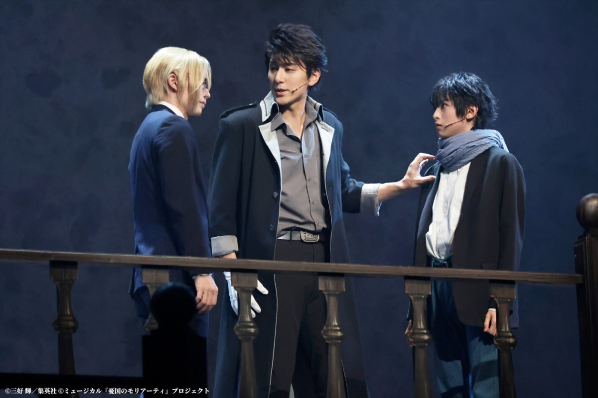 『モリミュ』緋色の研究 Reprise開幕！　鈴木勝吾、平野良らのコメント＆舞台写真到着