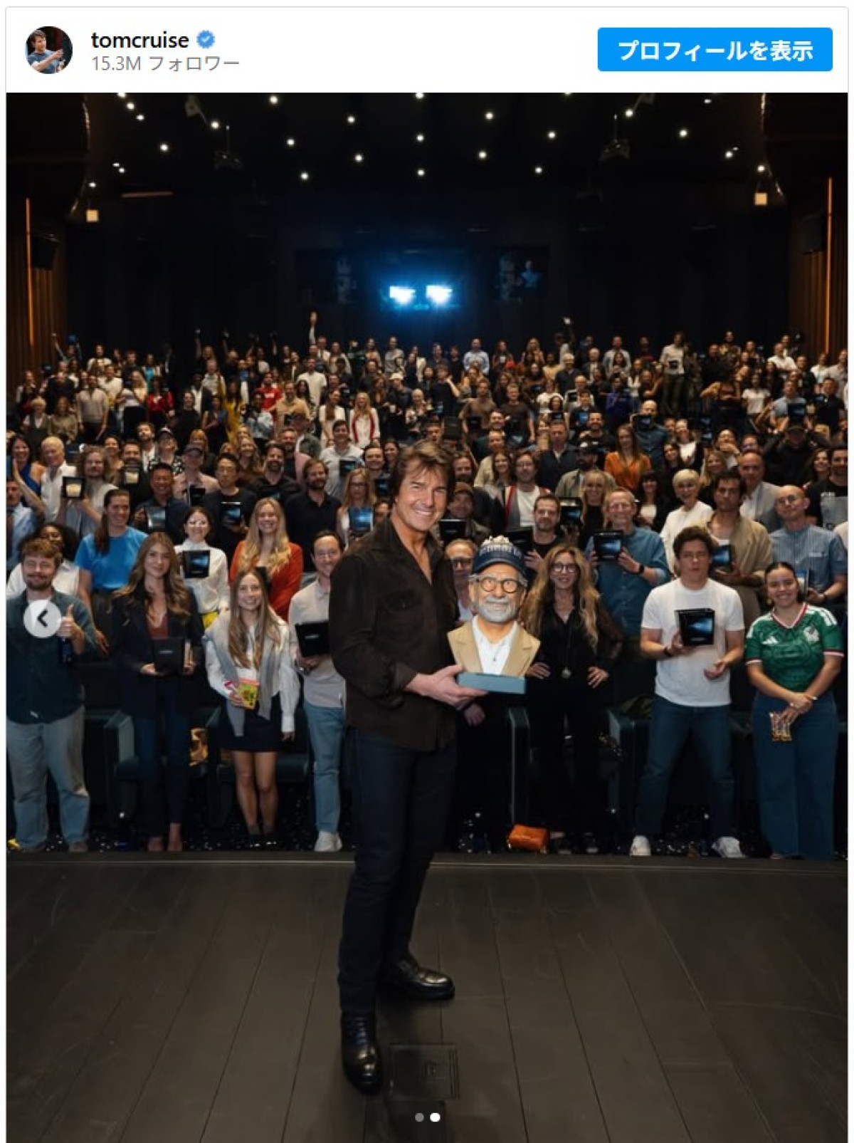 トム・クルーズ、かつての共演者たちとスピルバーグ監督『ディスクロージャー・デイ』鑑賞　“ポップコーンバケツ”にも注目集まる