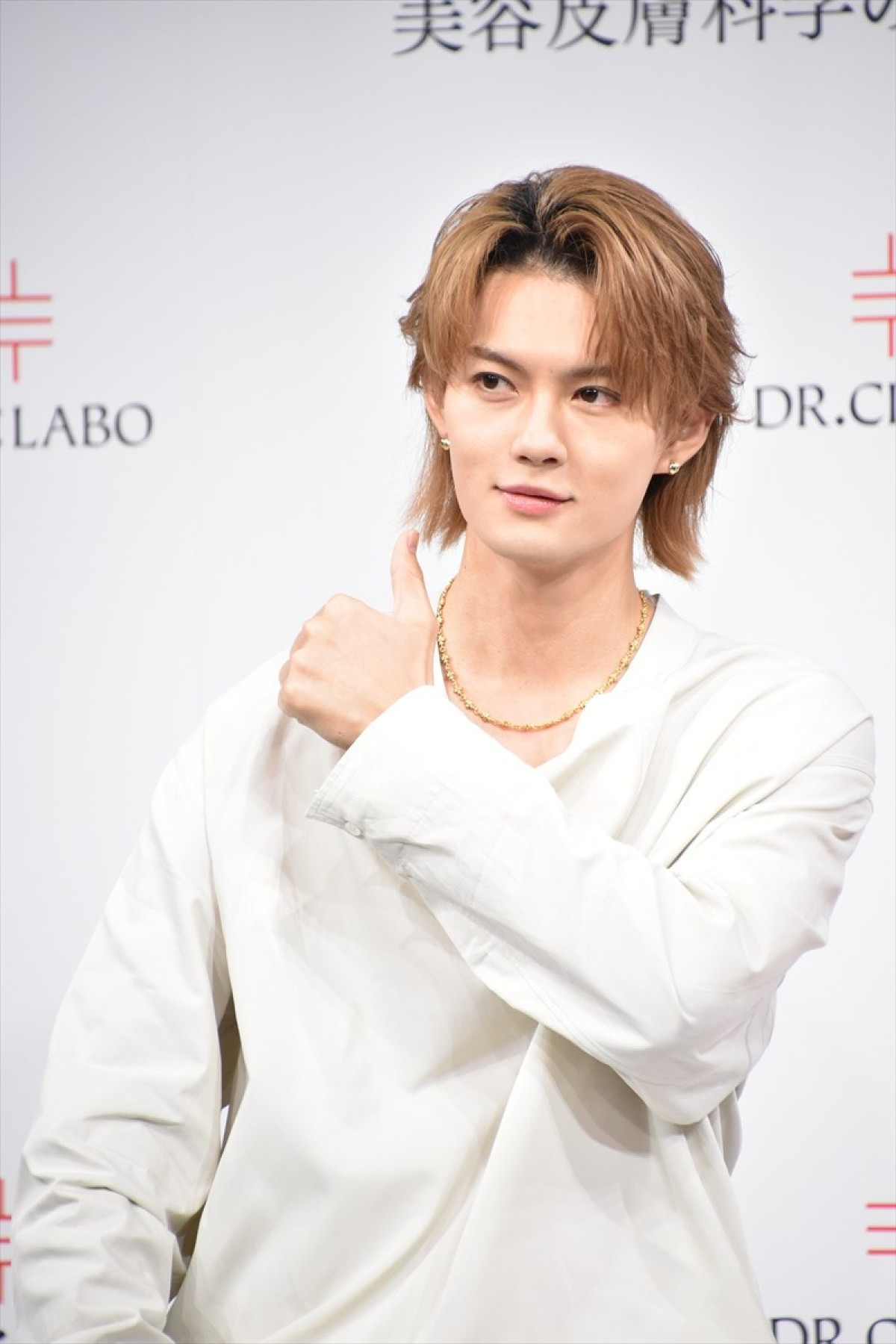 M！LK佐野勇斗、“サービスタイム”に報道陣のシャッター止まらず　新CMは「めちゃビジュいいじゃん」