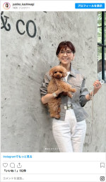 本当に78歳！？　柏木由紀子のアクティブな“犬のお散歩”コーデ　※「柏木由紀子」Instagram