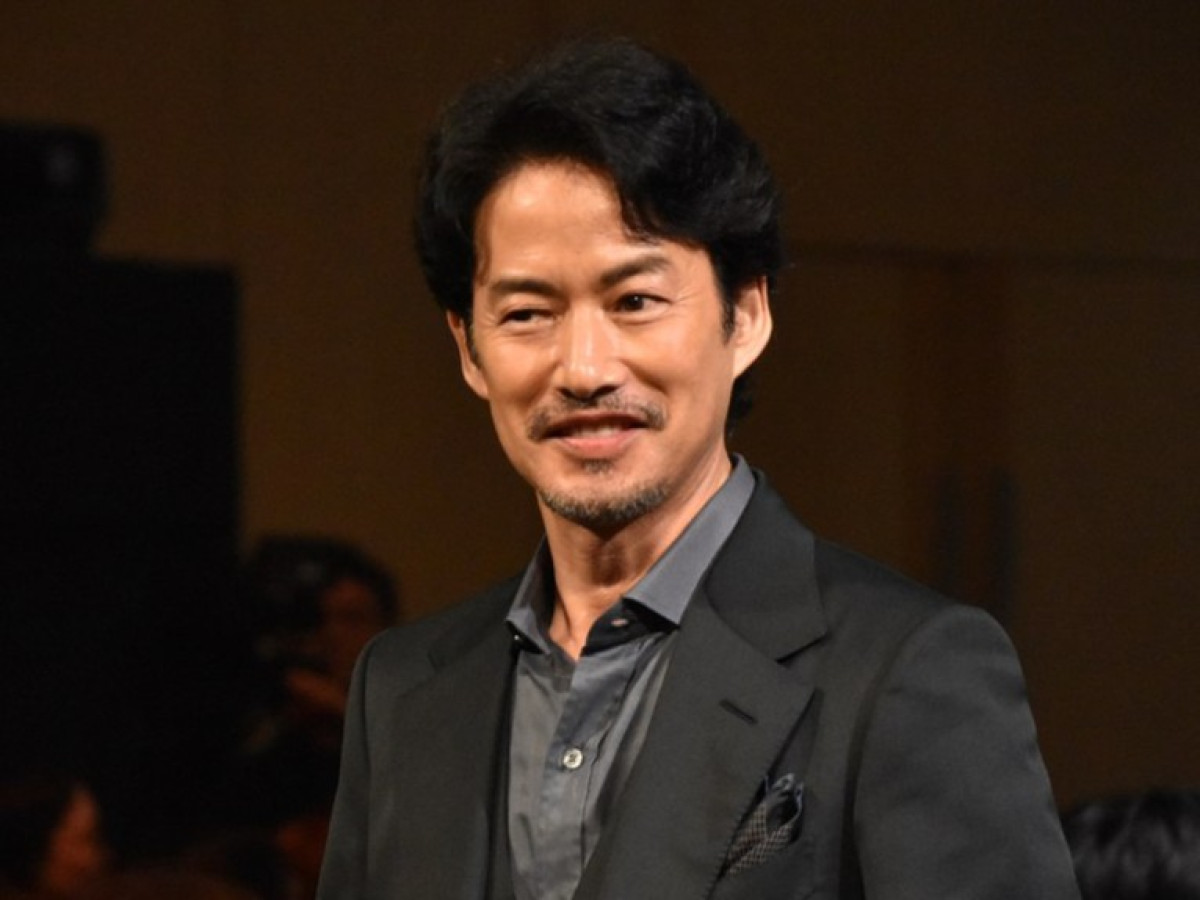 『ガス人間』小栗旬ら豪華キャスト集結！　広瀬すず＆林遣都の“兄妹距離感”にほっこり