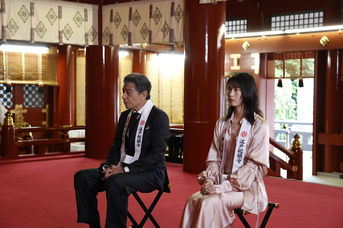 舘ひろし、神田明神に赤いフェラーリと共に登場！　西野七瀬と『免許返納!?』大ヒット祈願