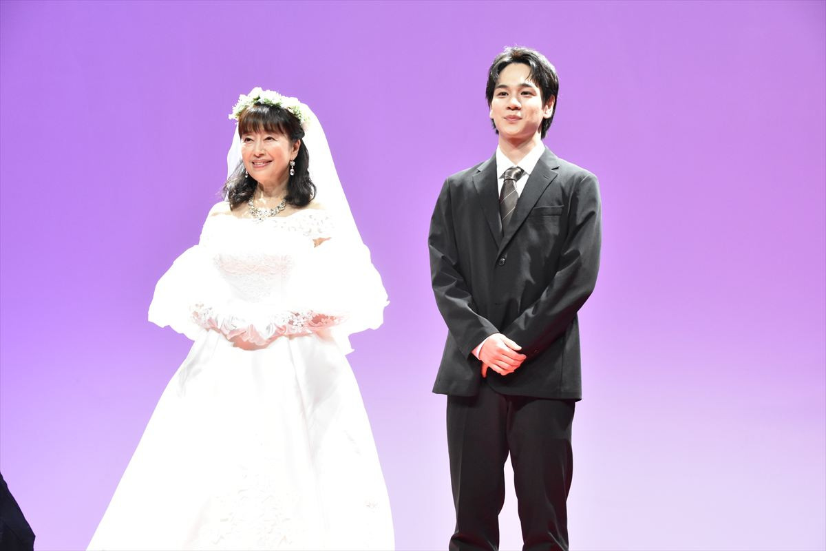 かたせ梨乃、ウエディングドレス姿で豆原一成と“結婚式”再現　「こんなダイナマイトな役は初めて」