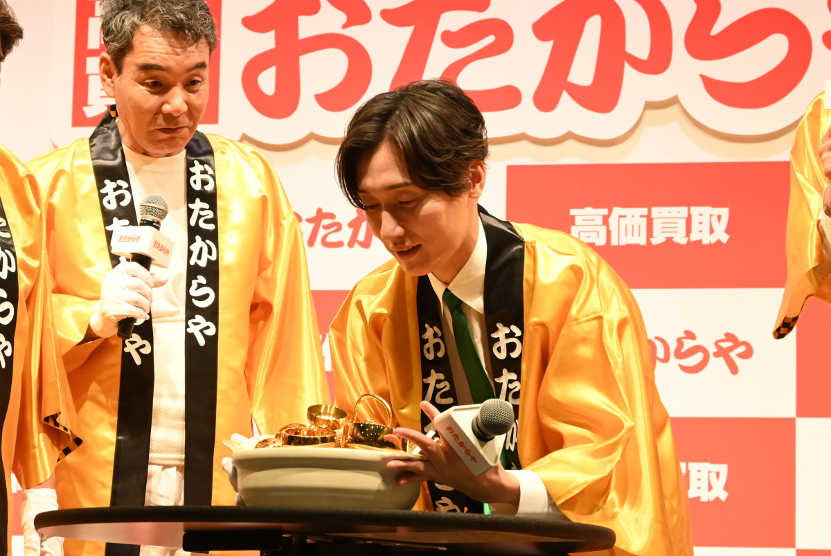 ダチョウ倶楽部、“熱々おでん”を純烈に伝授！ 「おたからや」新CMで共演
