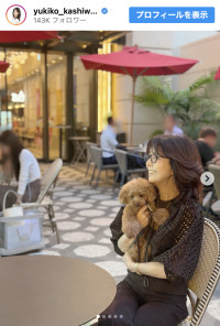 柏木由紀子、愛犬と表参道さんぽ　※「柏木由紀子」Instagram