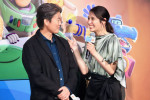 （左から）唐沢寿明＆広瀬アリス　映画『トイ・ストーリー５』ジャパンプレミア舞台挨拶の様子