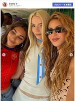 アニャ・テイラー＝ジョイ（中央）と　W杯オフショットを披露　※「シャキーラ」Instagram