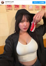 172cmの美女インフルエンサー、酔っぱらい中の姿　※「ひとみやで」Instagram