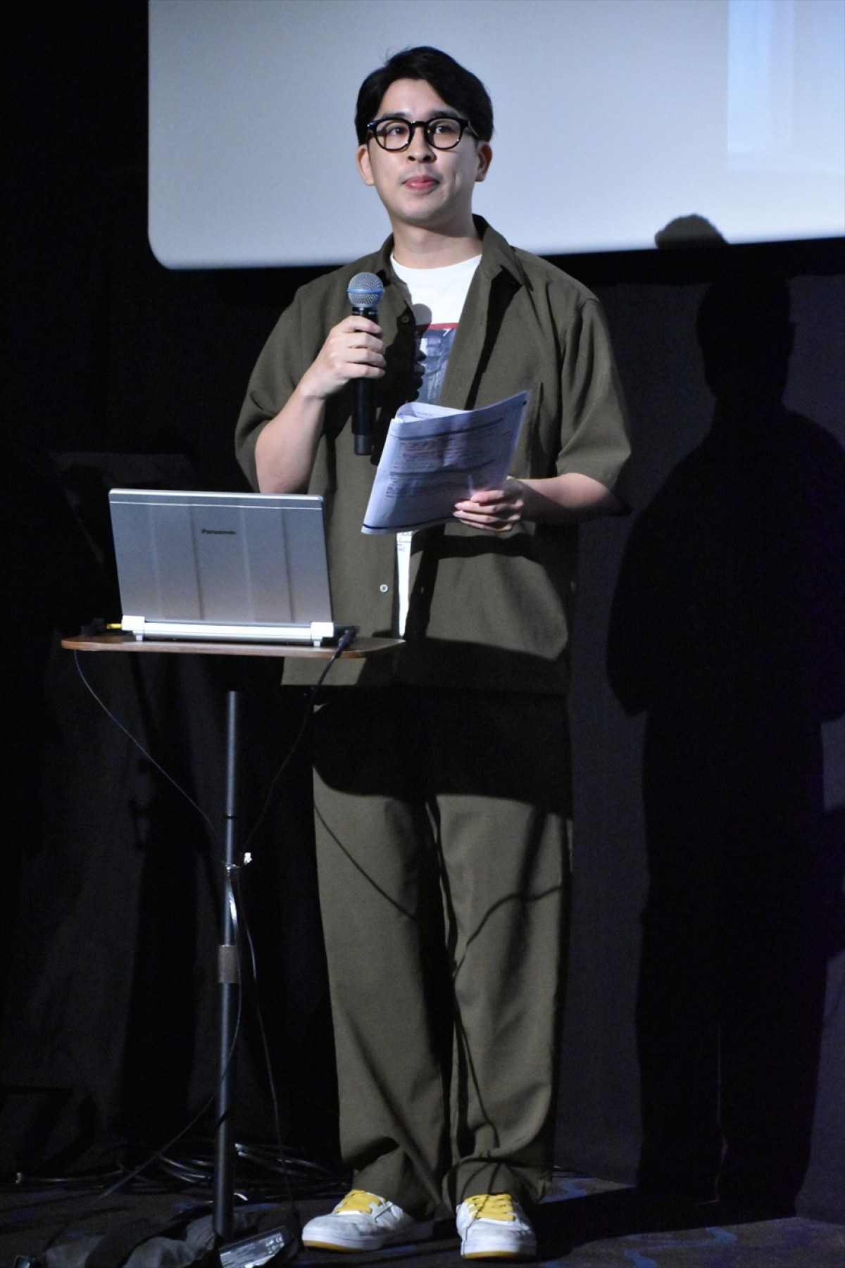 『オブセッション 災愛』主演マイケル・ジョンストン「こんなに笑える作品になるとは」　舞台あいさつにリモート登壇