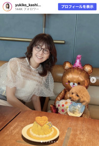 柏木由紀子、涼やかなシアーコーデで愛犬の誕生日を祝福　※「柏木由紀子」Instagram
