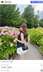 夏目一花、美脚あらわのミニスカ姿　※「夏目一花」Instagram