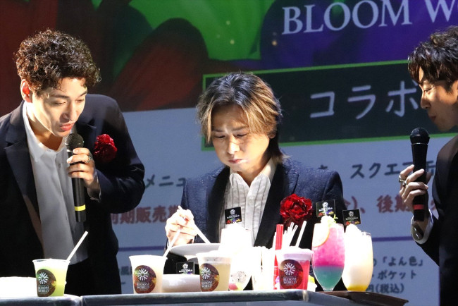 堂本光一、試食の手が止まらず！　「堂本光一×ふぉ～ゆ～ BLOOM WORLD in JOYPOLIS」記者発表会にて