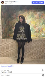 黒タイツ＆ミニ丈ワンピの秋コーデ、足元はJIMMY CHOO　※「長谷川京子」Instagram
