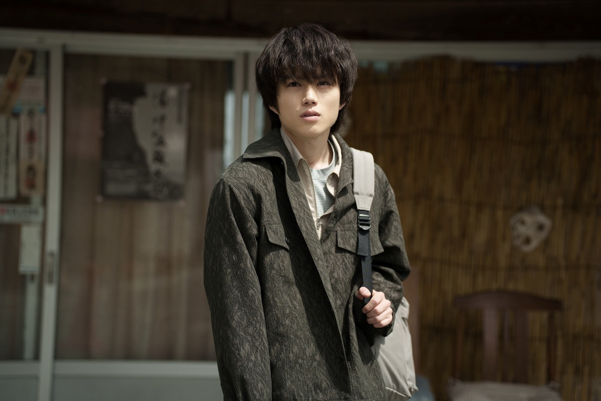 清水崇監督『八つ墓村』場面写真10点解禁　尾上松也演じる金田一耕助と怪しき村人たち