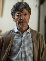 ドラマ『熊は嘘をつかない』に出演する柴田恭兵