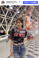 中川安奈、へそ出しベースベールルック披露　※「中川安奈」Instagram