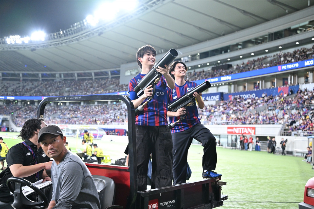 実写『ブルーロック』高橋文哉＆櫻井海音、J1リーグ開幕戦キックインセレモニーに登場＆喜びの声到着