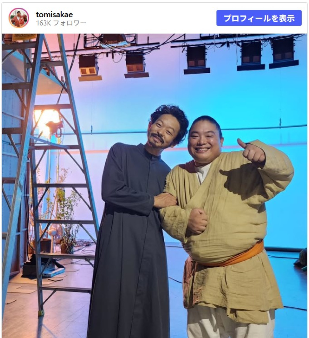 『VIVANT』“アリ”山中崇＆“ドラム”富栄ドラム、笑顔2ショット　※「富栄ドラム」Instagram
