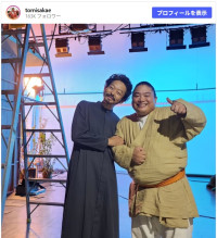 『VIVANT』“アリ”山中崇＆“ドラム”富栄ドラム、笑顔2ショット　※「富栄ドラム」Instagram