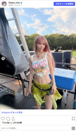 サマソニのバックステージでポーズを取るLE SSERAFIMのSAKURA（宮脇咲良）　※「宮脇咲良」Instagram