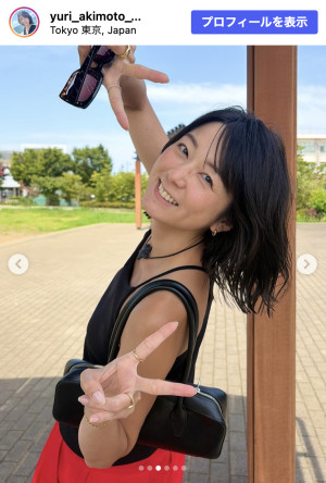 秋元優里、キャミソール＆日焼けした素肌あらわ　※「秋元優里」Instagram