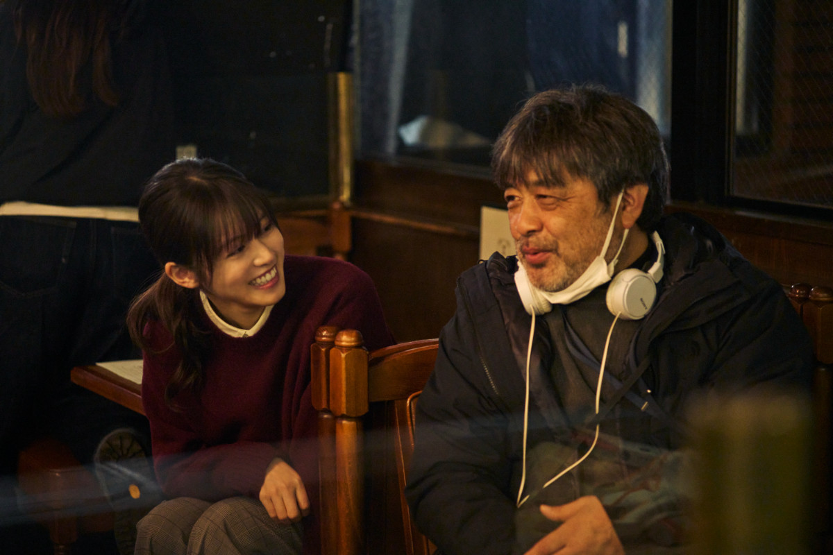 松村北斗×今田美桜『白鳥とコウモリ』真剣なまなざしや柔らかな笑顔が見られるメイキングカット解禁