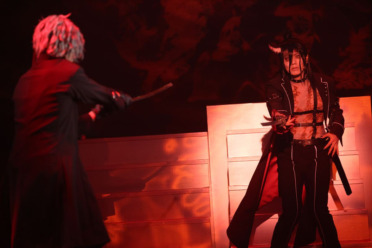 武士の子孫たちがスーツ姿で刀を振るう！　舞台「新宿羅生門」戒援隊編が開幕