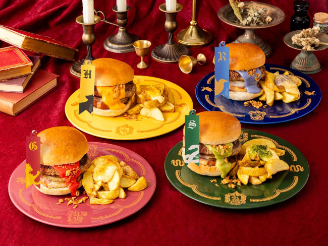 赤坂「ハリー・ポッター カフェ」に新メニュー！　4つの寮をモチーフにした「ホグワーツ バーガー」など展開へ
