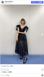 今年50歳になったと思えないhitomi、美脚ショット　※「hitomi」Instagram