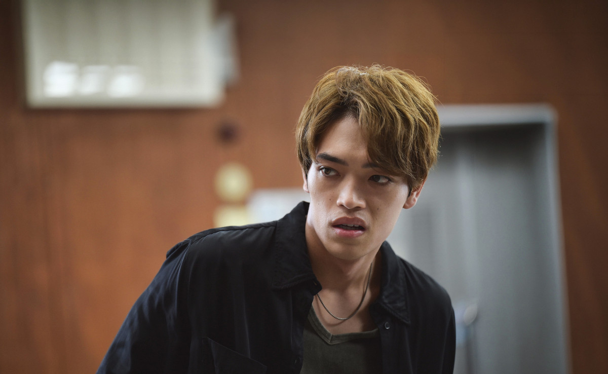 原嘉孝が印象一変　映画『シャドウワーク』“まばたきをしない”不気味な眼差しを捉えた新場面写真解禁