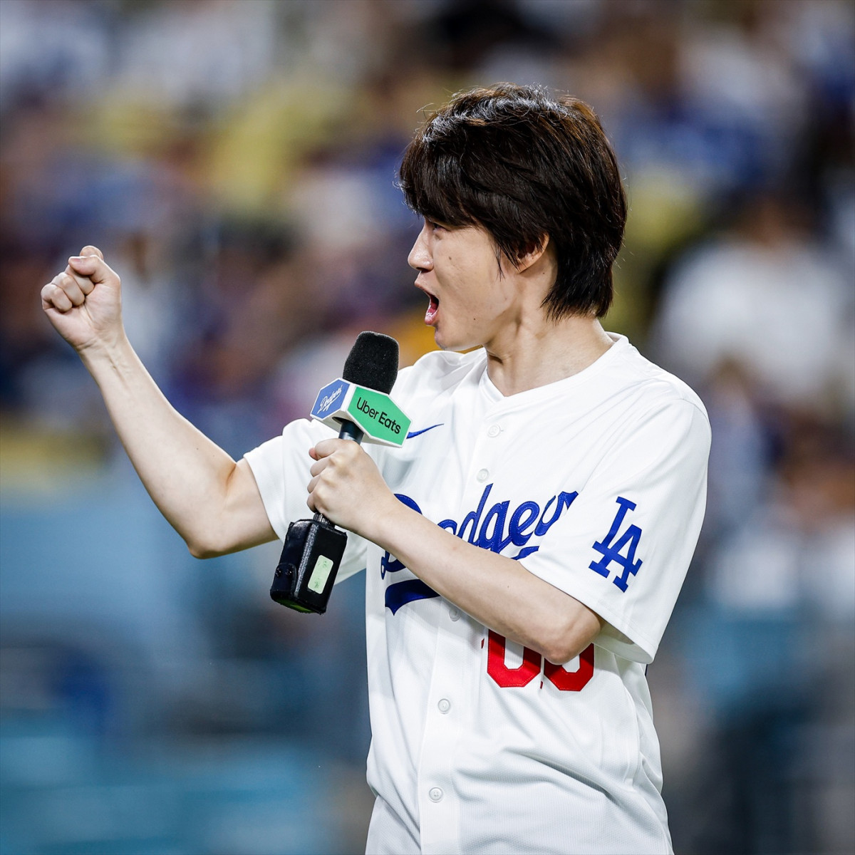 『ゴジラ-0.0』神木隆之介がドジャー・スタジアムで始球式！　キャッチャーを務めた山本由伸も驚く堂々ピッチング